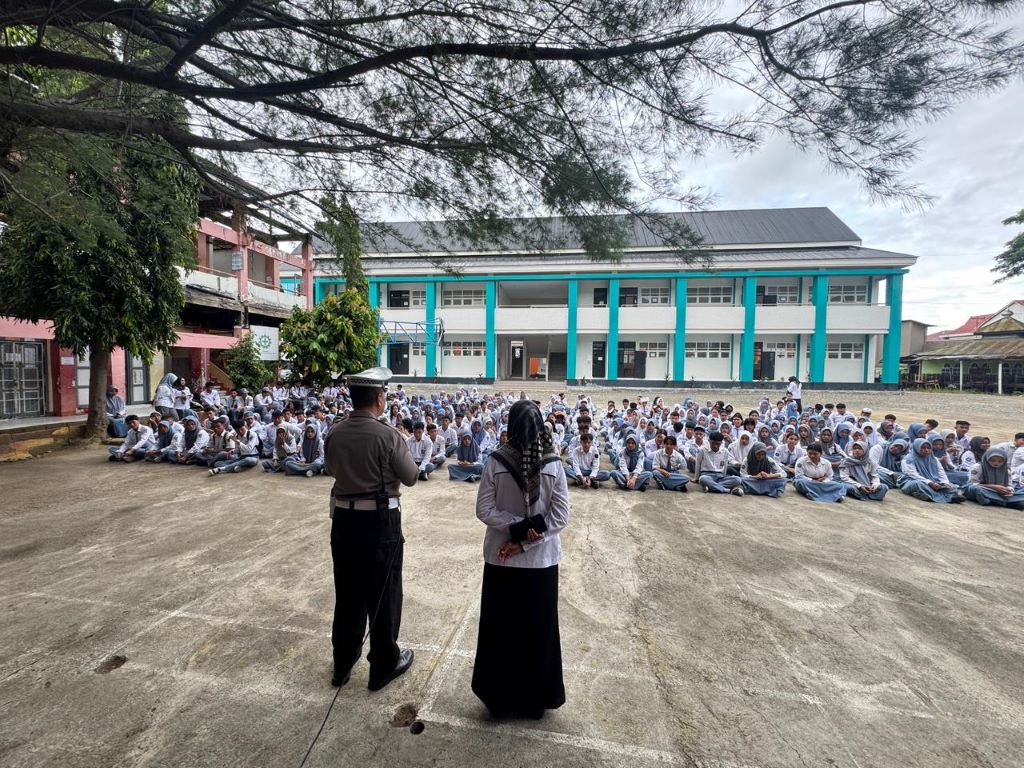 Sosialisasi ETLE Mobile Handheld, Satlantas Polres Banggai Kunjungi SMK Negeri 1 Luwuk